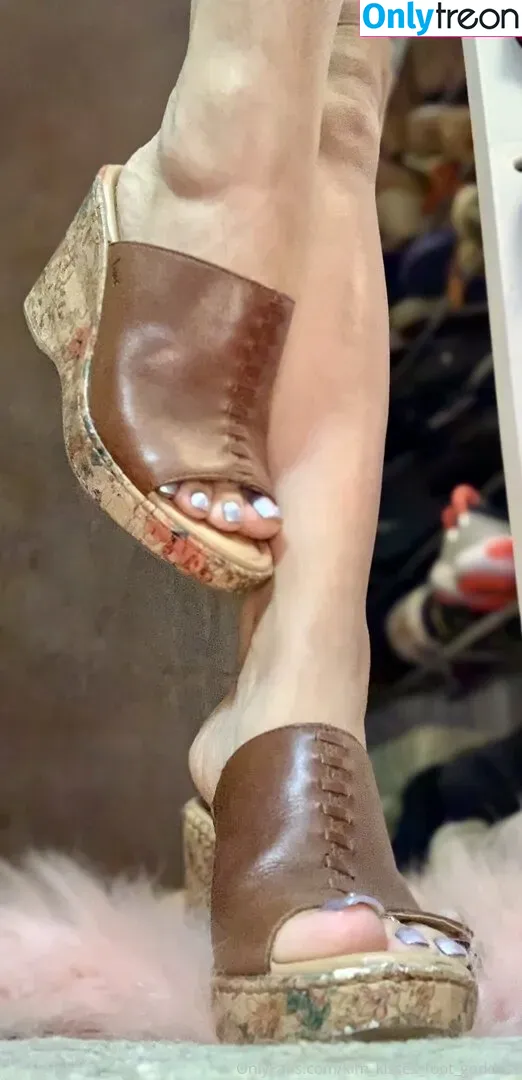 kim_kisses_foot_goddess nude photo #0004 (jenny_kimkwon)