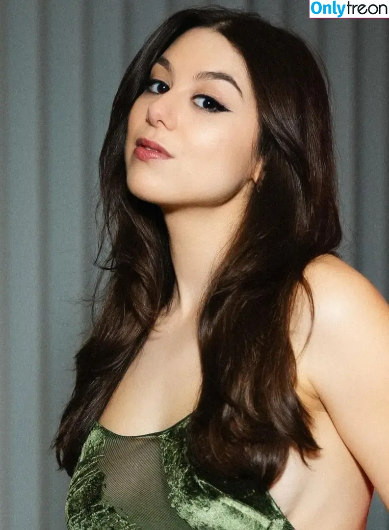 Kira Kosarin nude photo #1103 (kirakosarin)