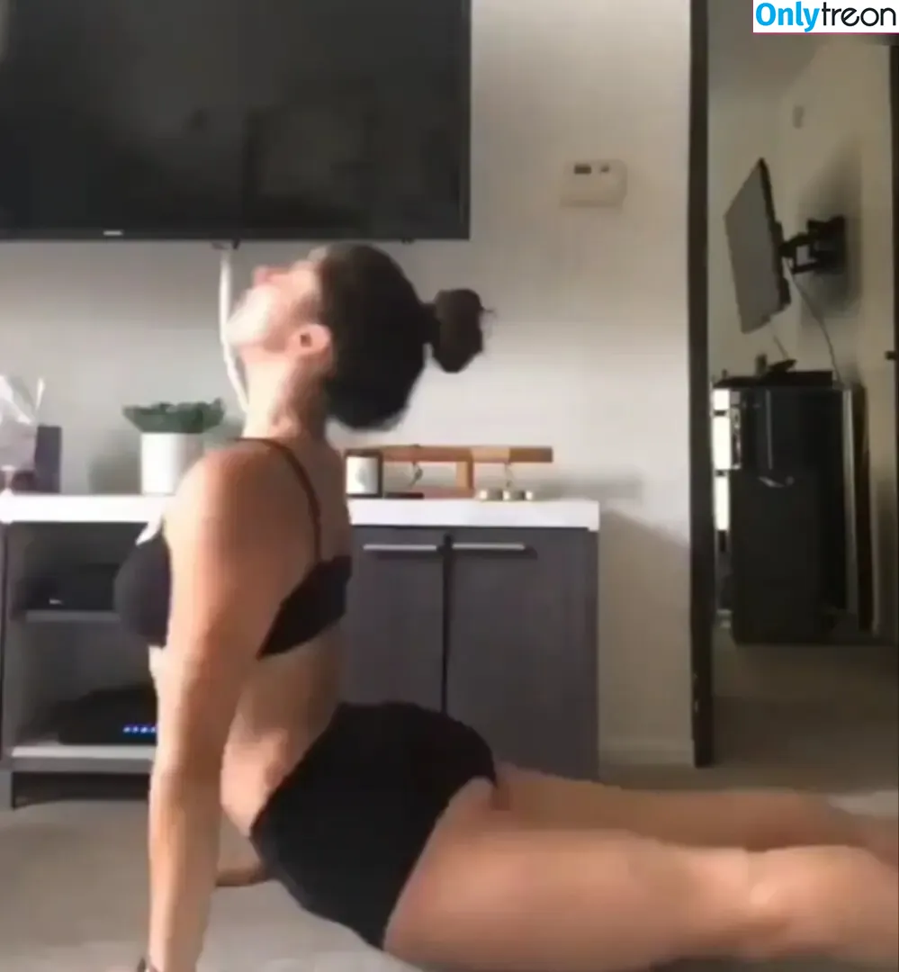 Kira Kosarin nude photo #1174 (kirakosarin)