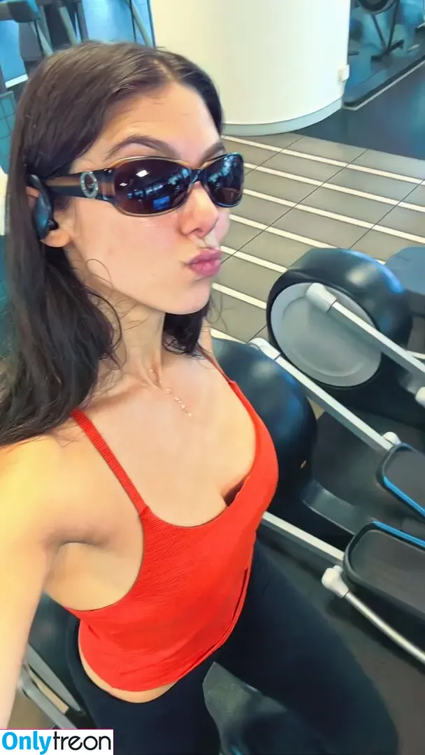Kira Kosarin nude photo #1243 (kirakosarin)