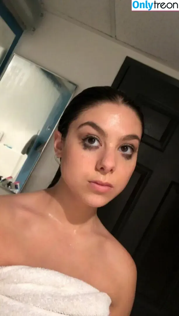 Kira Kosarin nude photo #1679 (kirakosarin)