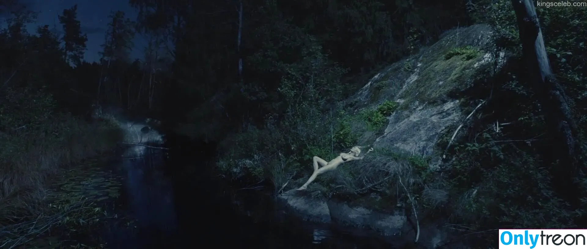 Kirsten Dunst nude photo #0037 (kirstendunst)