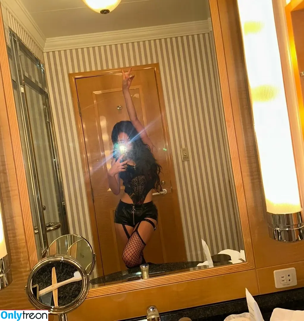KissLife nude photo #0001 (Julie / juliephilia / kissoflife_s2)