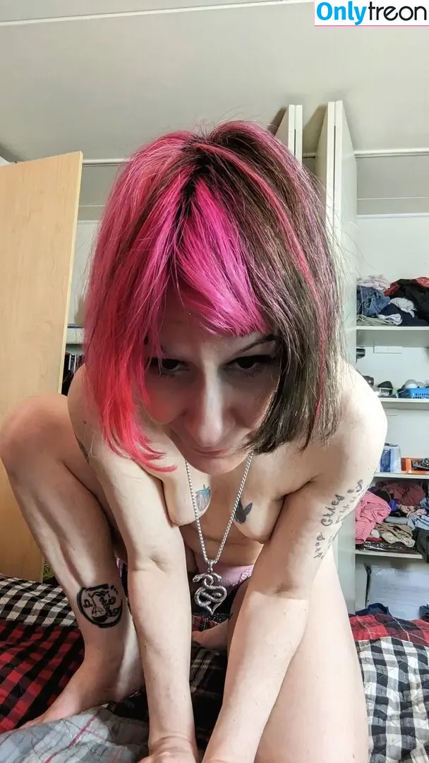kissra nude photo #0010 (criesofthegoth / kissralynnkay)