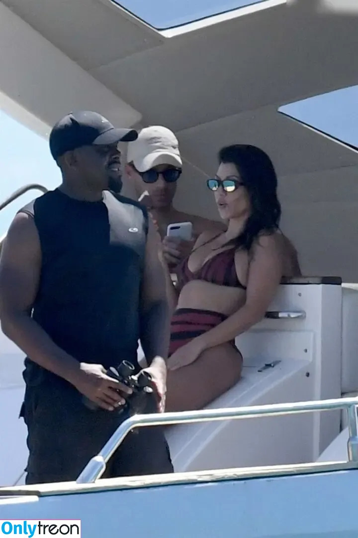 Kourtney Kardashian nude photo #1541 (kourtney_kardashian / kourtneykardash)