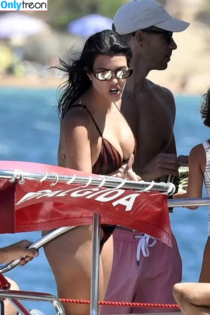 Kourtney Kardashian nude photo #1543 (kourtney_kardashian / kourtneykardash)