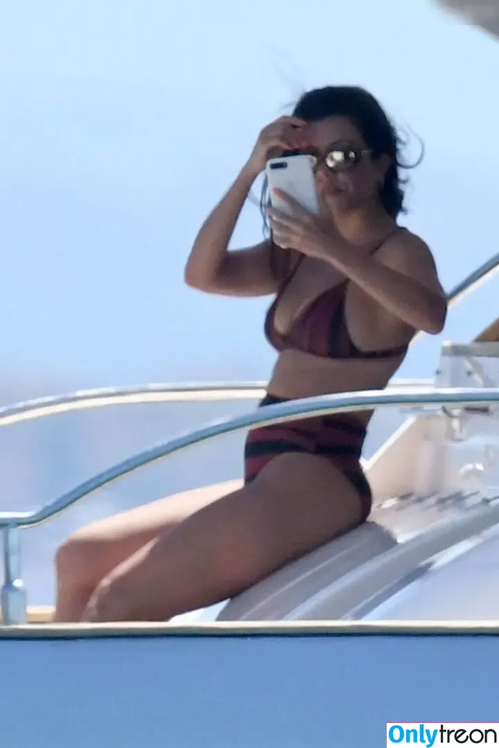 Kourtney Kardashian nude photo #1544 (kourtney_kardashian / kourtneykardash)