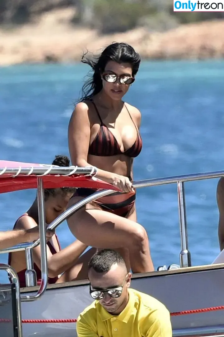 Kourtney Kardashian nude photo #1546 (kourtney_kardashian / kourtneykardash)