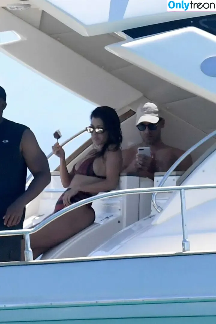 Kourtney Kardashian nude photo #1548 (kourtney_kardashian / kourtneykardash)