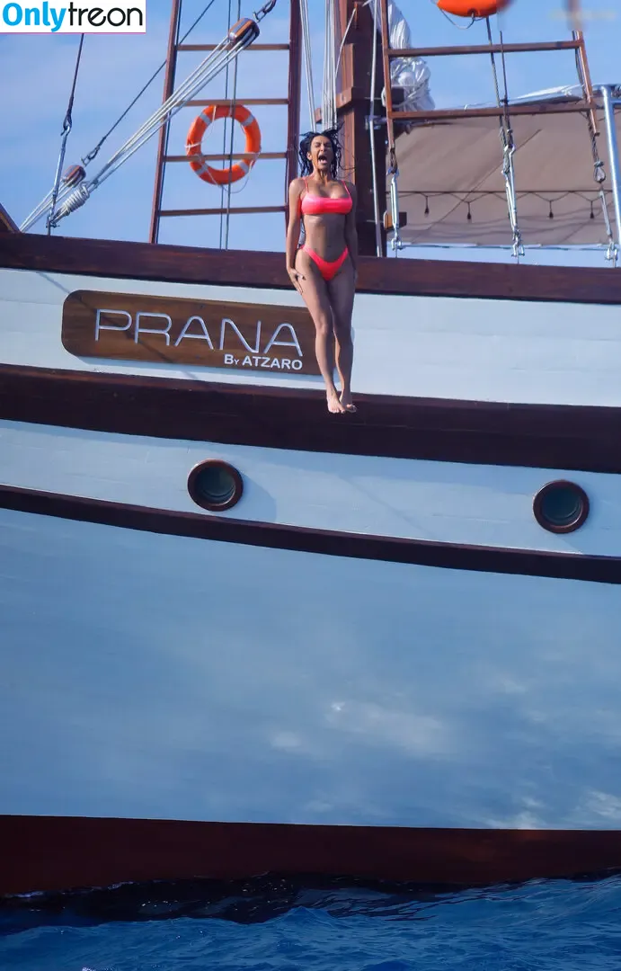 Kourtney Kardashian nude photo #1576 (kourtney_kardashian / kourtneykardash)