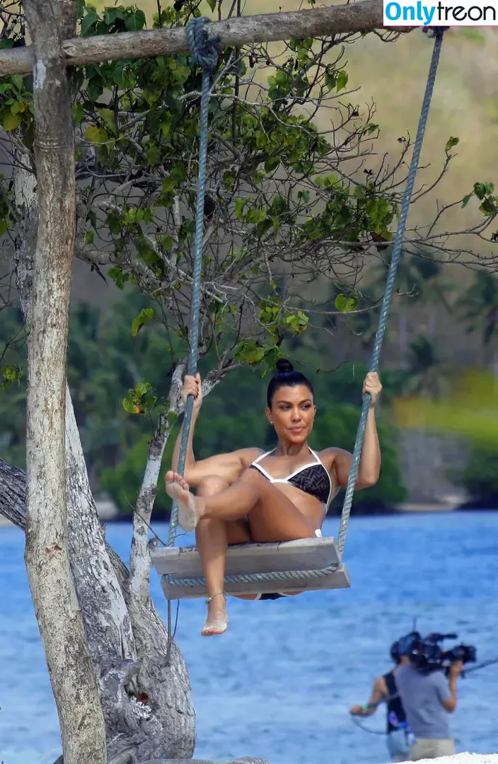 Kourtney Kardashian nude photo #1586 (kourtney_kardashian / kourtneykardash)