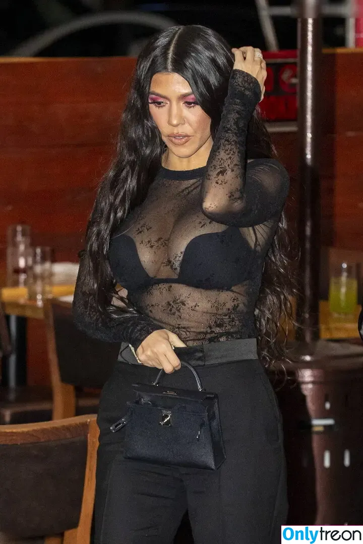 Kourtney Kardashian nude photo #1590 (kourtney_kardashian / kourtneykardash)