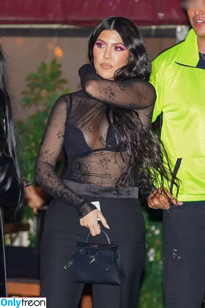 Kourtney Kardashian nude photo #1596 (kourtney_kardashian / kourtneykardash)