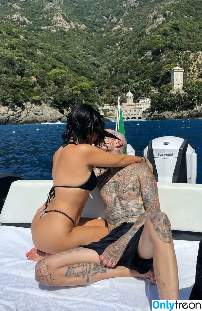Kourtneykardashian nude photo #0003 (Kourtneykardashian)