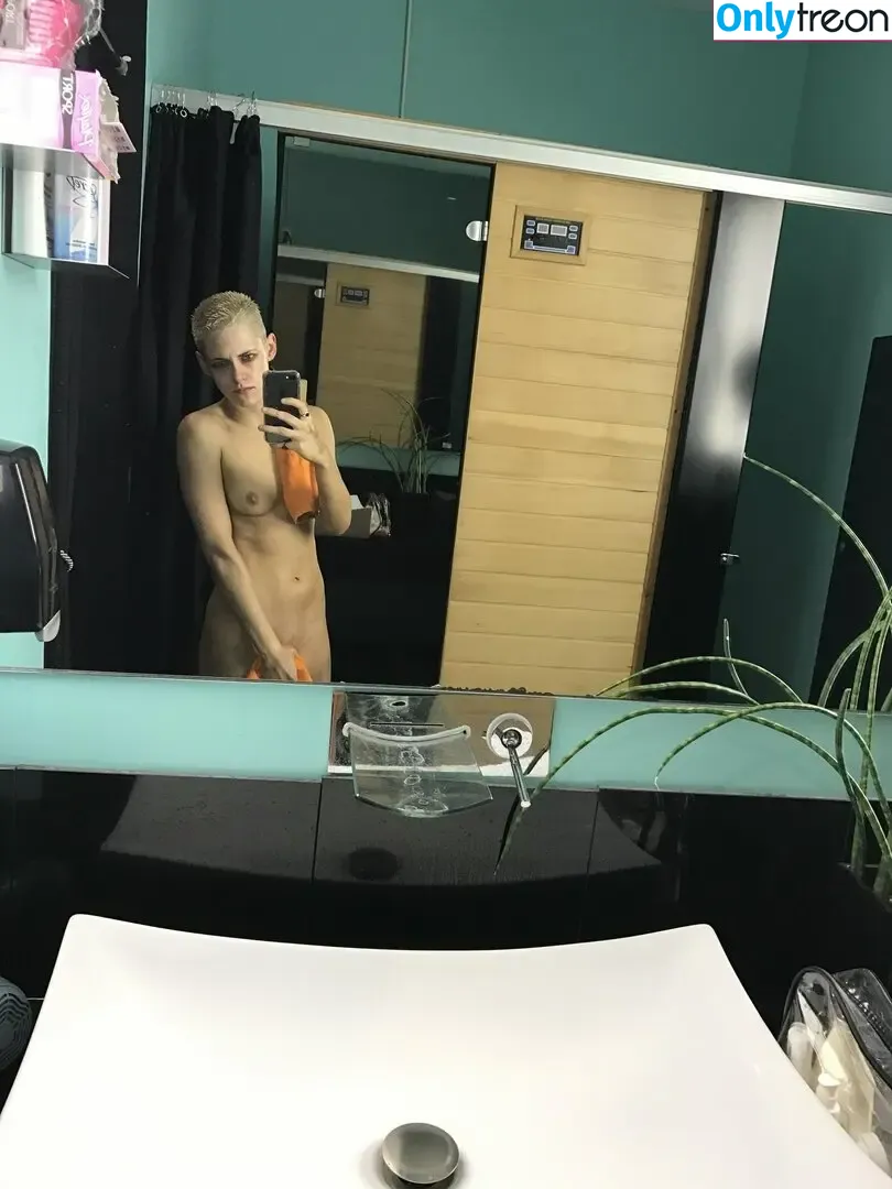 Kristen Stewart nude photo #1408 (kristenstewart / kristenstewartx)
