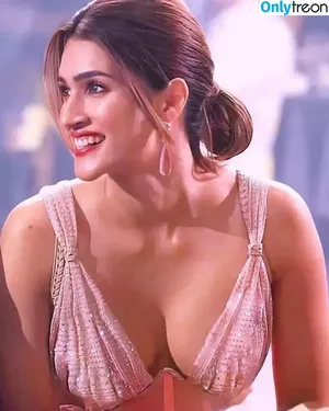 Kriti Sanon / kritisanon nude photo #0229