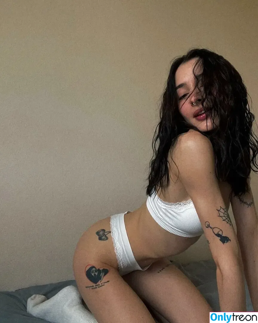 kuromi.lly nude photo #0007 (khaleesselly_0 / kuromi.b4free)