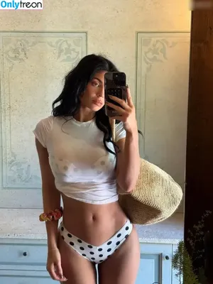 Kylie Jenner / KylieJenner / kyliejenner.2 nude photo #2353