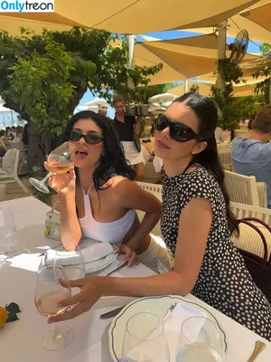 Kylie Jenner / KylieJenner / kyliejenner.2 nude photo #2400
