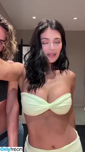 Kylie Jenner / KylieJenner / kyliejenner.2 nude photo #2598