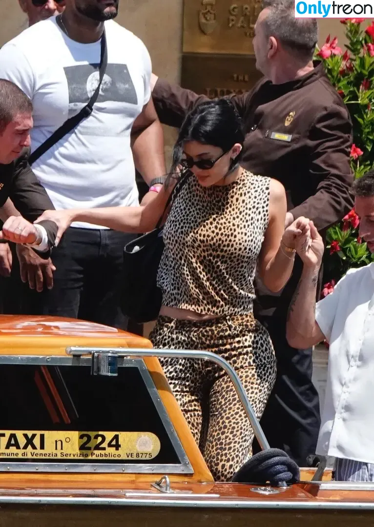 Kylie Jenner nude photo #2320 (KylieJenner / kyliejenner.2)