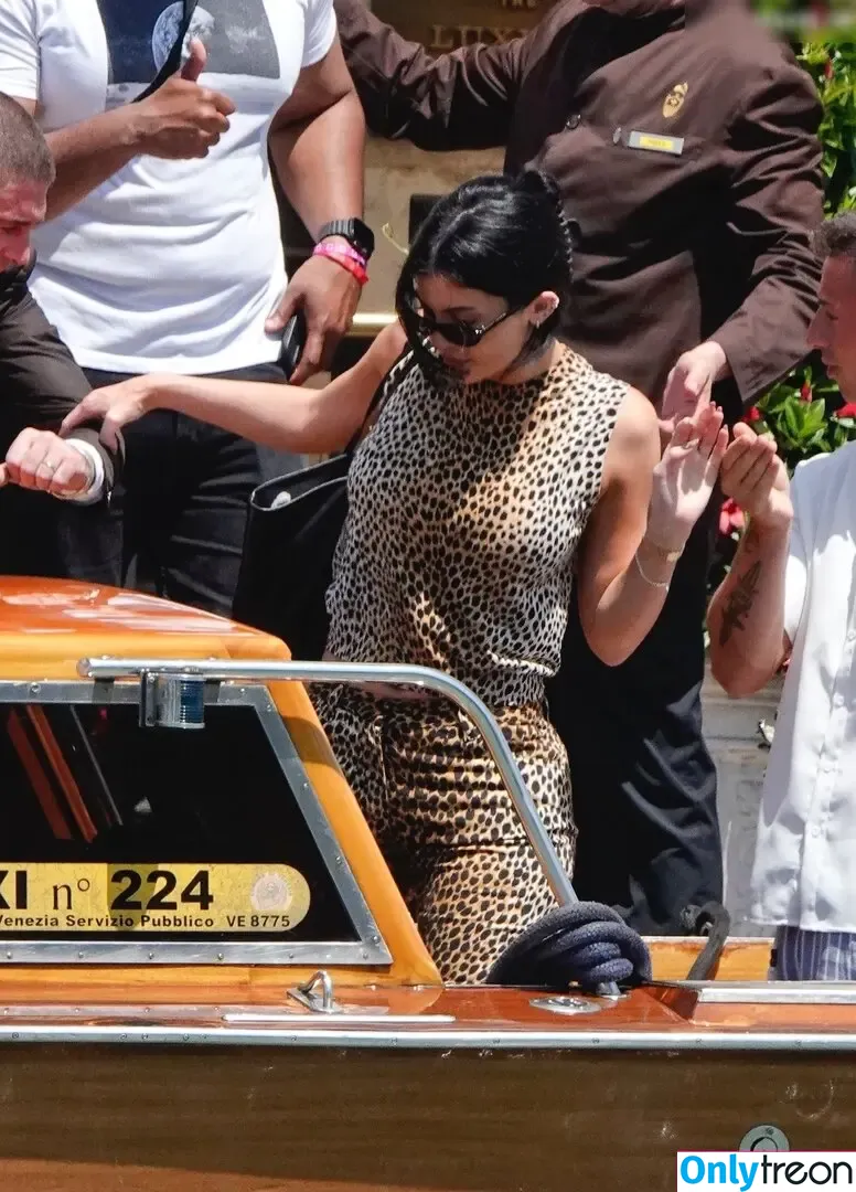 Kylie Jenner nude photo #2328 (KylieJenner / kyliejenner.2)