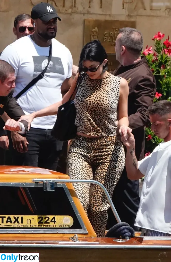 Kylie Jenner nude photo #2329 (KylieJenner / kyliejenner.2)