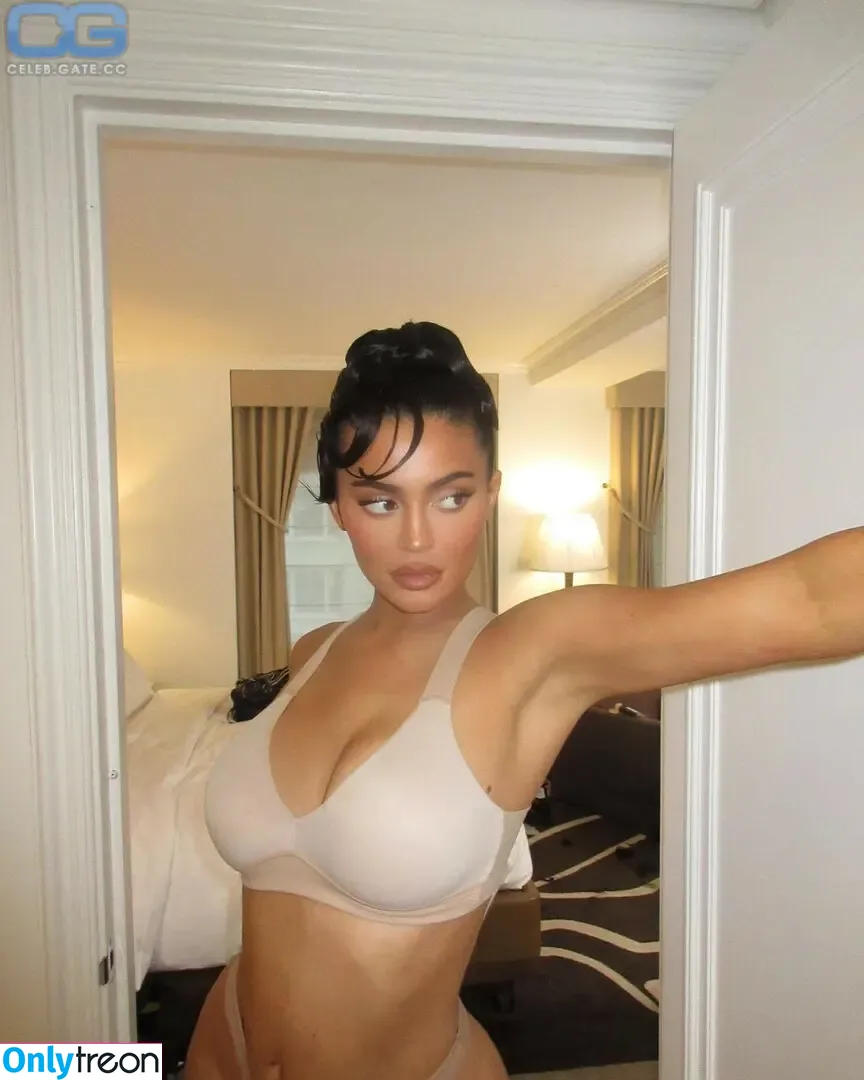 Kylie Jenner nude photo #2565 (KylieJenner / kylie_jenner)