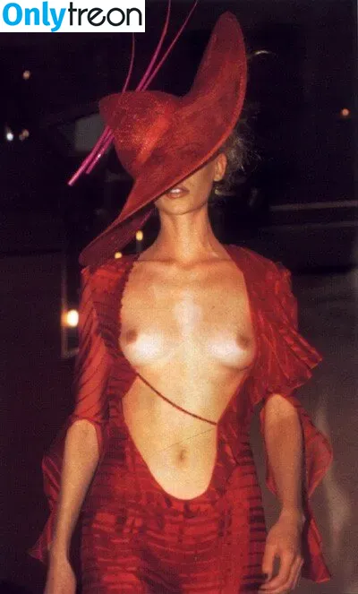 Kylie Minogue nude photo #0085 (kylieminogue)
