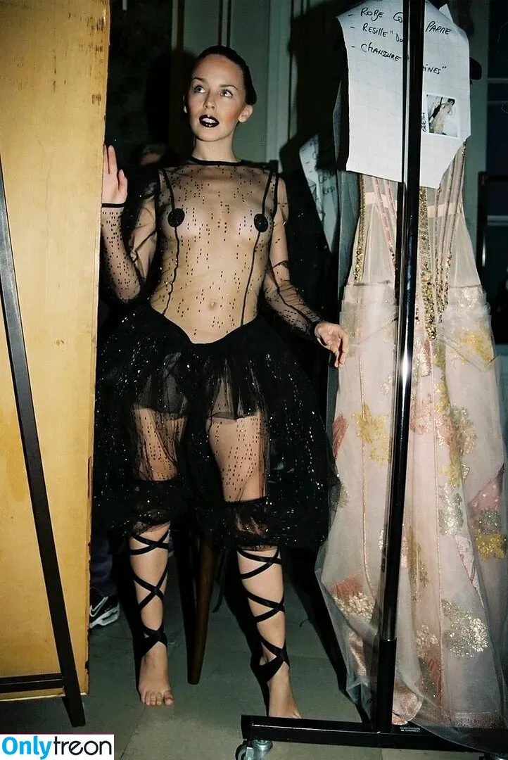 Kylie Minogue nude photo #0131 (kylieminogue)
