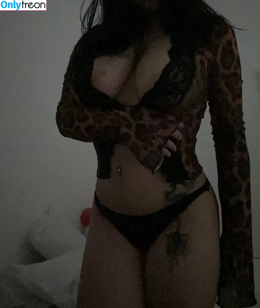 Kyysluttyy nude photo #0030 (Trixnie / Trixnie_doxx)