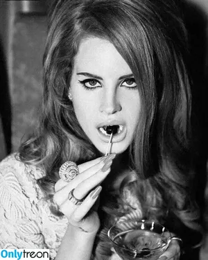 Lana Del Rey / lanadelreypictures / lanaraybabyx nude photo #0097
