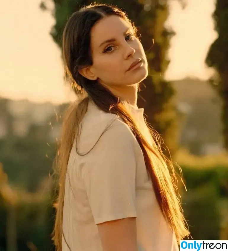 Lana Del Rey nude photo #0227 (lanadelreypictures / lanaraybabyx)