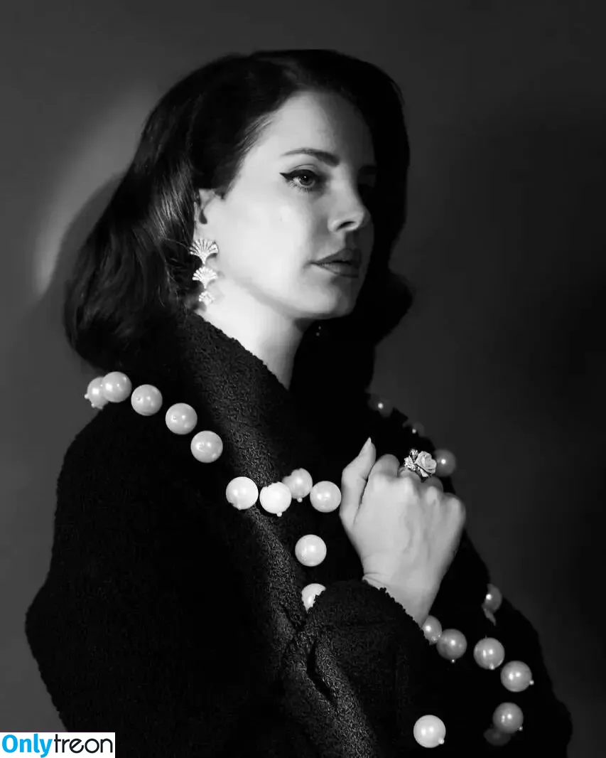 Lana Del Rey nude photo #0231 (lanadelreypictures / lanaraybabyx)