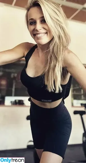 Lara Lewington / laralewlew nude photo #0059