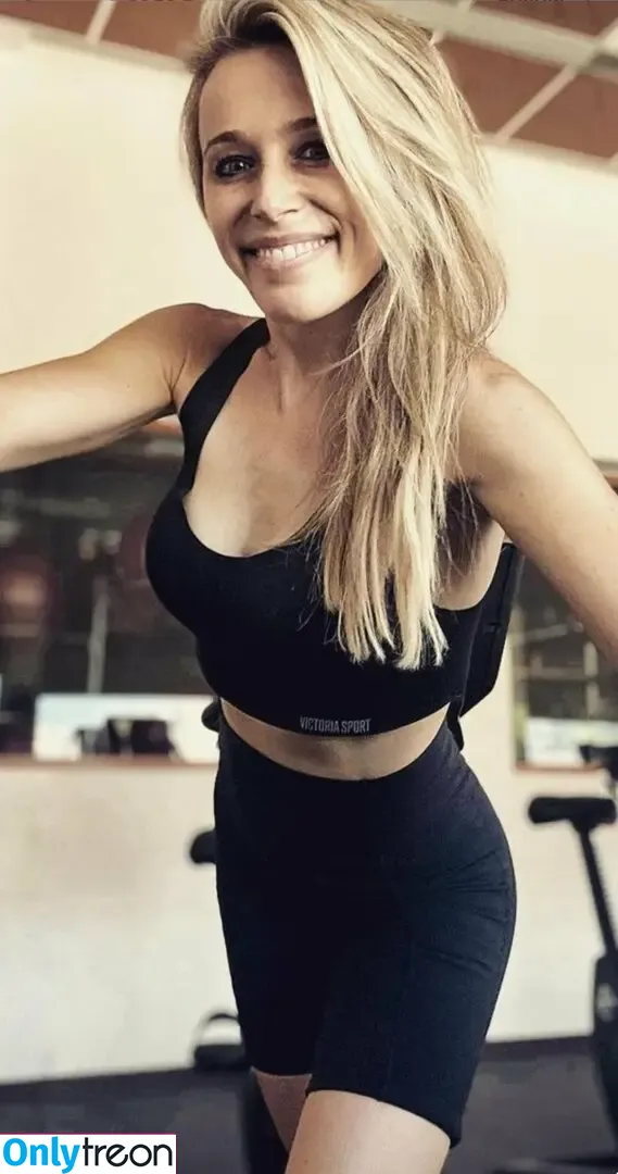 Lara Lewington nude photo #0059 (laralewlew)