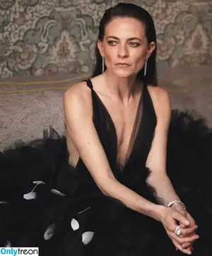 Lara Pulver / larapulver nude photo #0018
