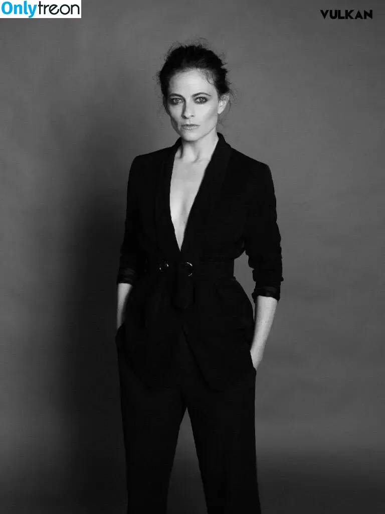 Lara Pulver nude photo #0023 (larapulver)