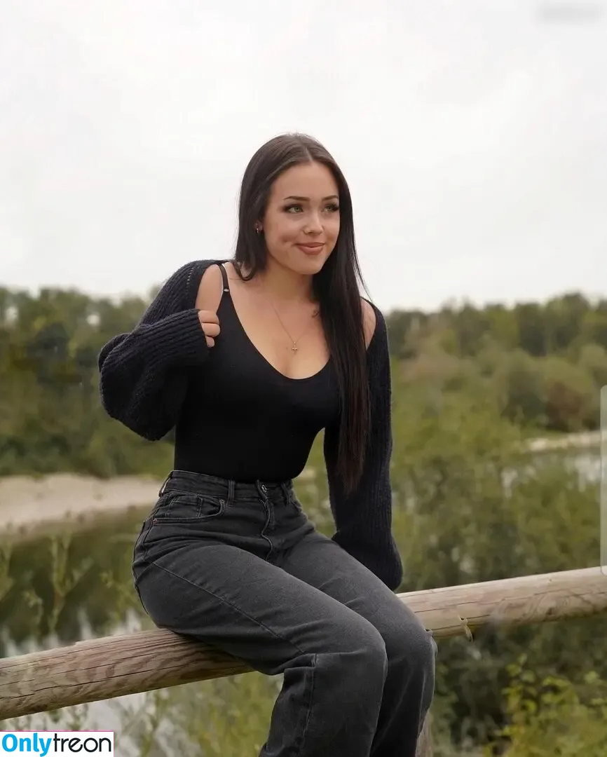Lara.stxx nude photo #0010 (Lara.stxx)