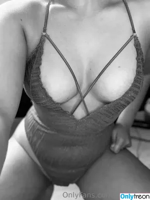 larahotx4 / larapro4 nude photo #0025
