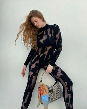 Larsen Thompson / larsenthompson nude photo #0010