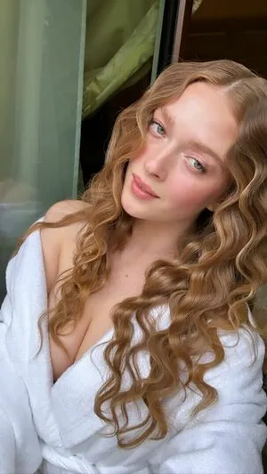 Larsen Thompson / larsenthompson nude photo #0264