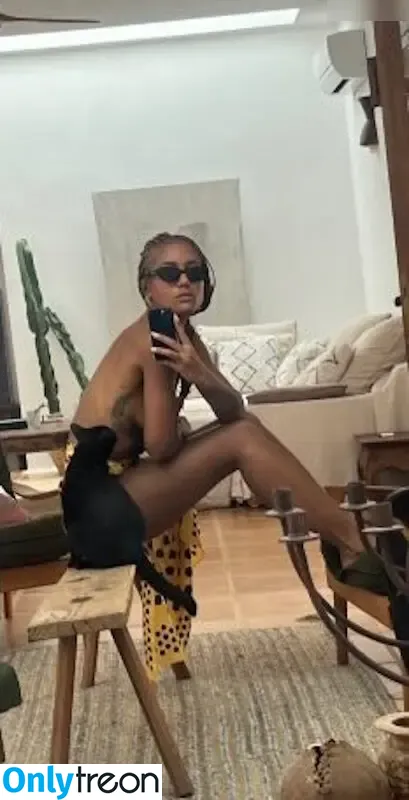 Larypoppins / Lary nude photo #0082 (larypoppins)
