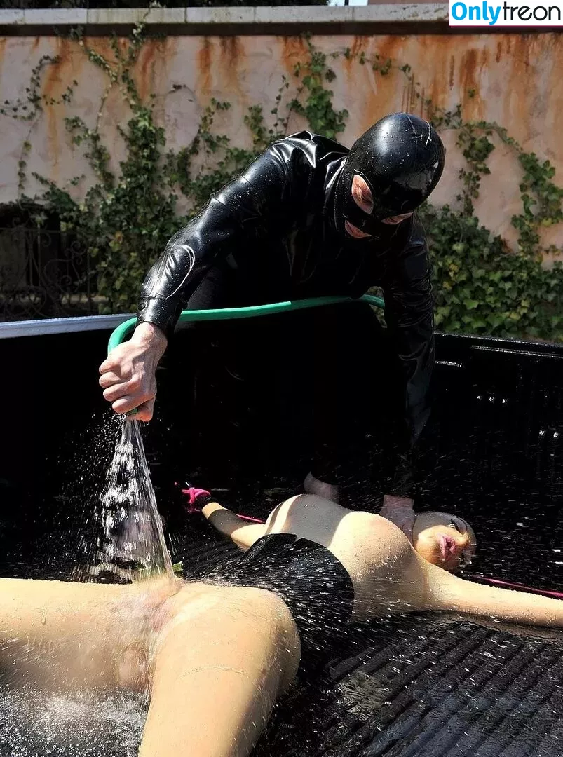 Latex Lucy nude photo #0359 (LatexLucy / explore)
