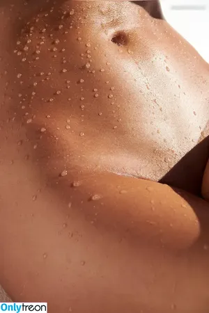 Laura Müller / lauramuellerofficial nude photo #0197