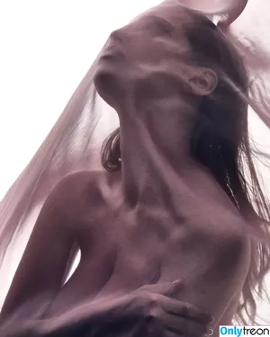 Laura Oganessian / lauraoganessian nude photo #0029