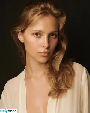 Laura Oganessian / lauraoganessian nude photo #0050