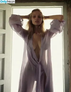 Laura Oganessian / lauraoganessian nude photo #0063