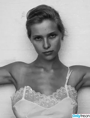 Laura Oganessian / lauraoganessian nude photo #0066
