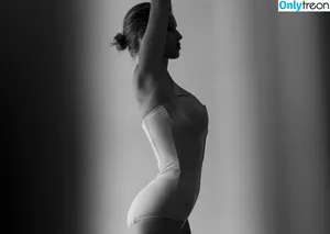 Laura Oganessian / lauraoganessian nude photo #0067